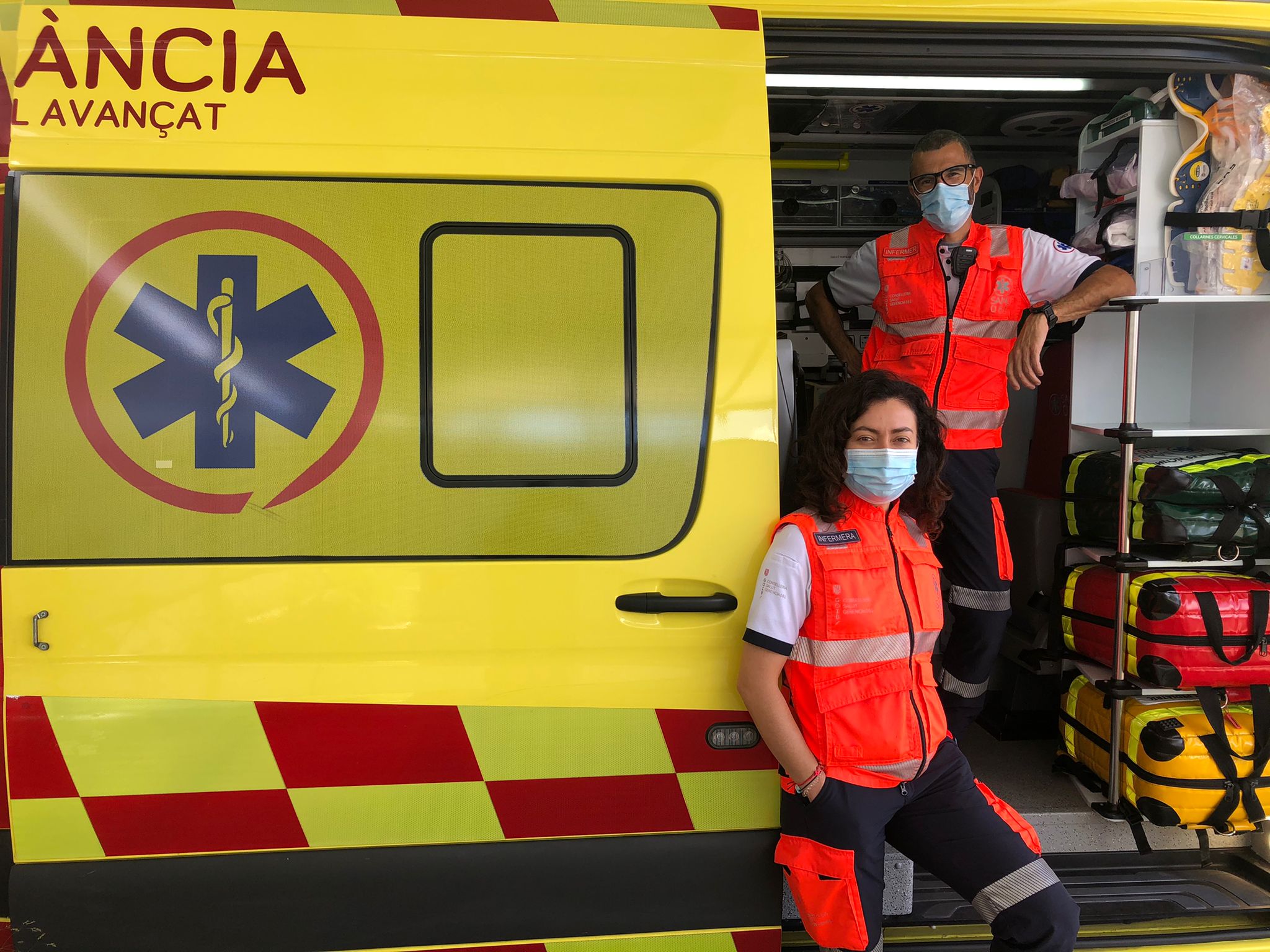 Enfermeros de urgencias con ambulancia